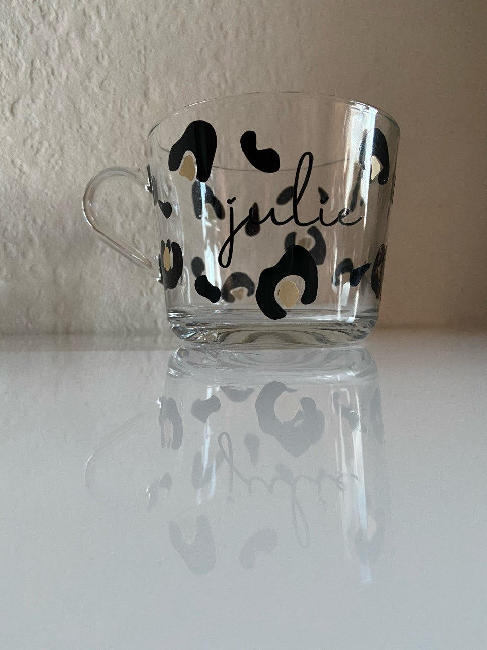 Glaskrus med leopardprint og navn
